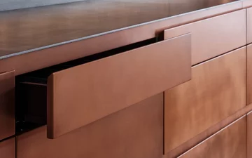 Dwupoziomowy apartament z kuchnią w kolorze miedzi Projekt: MU Architecture 
