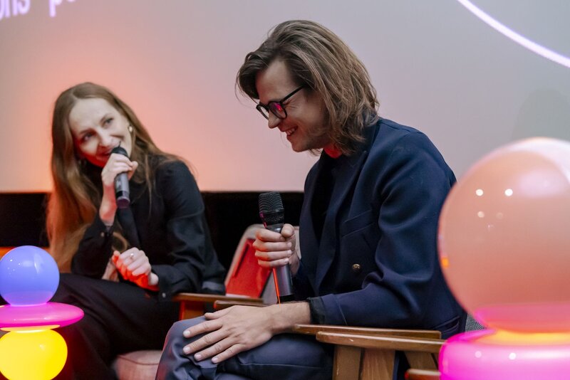 Projekcja filmu &bdquo;Jeff Koons &ndash; portret intymny&rdquo; w&nbsp;warszawskiej Kinoteka podczas spotkania z&nbsp;cyklu Kino i&nbsp;Architektura, wzbogaconego o&nbsp;dyskusję ekspercką oraz&nbsp;prezentację świetlnych rzeźb Michała Korchowca