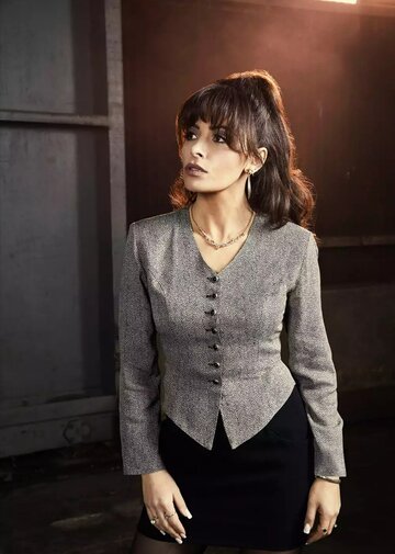 Sarah Shahi w serialu „Miasto na wzgórzu” 