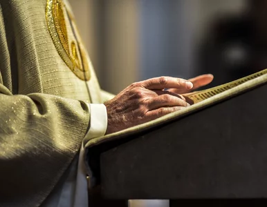 Miniatura: Wierni oburzeni doniesieniami o romansie...