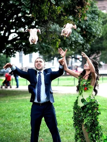 Romantyczna scena. Drużba i druhna wypuszczają gołębie 