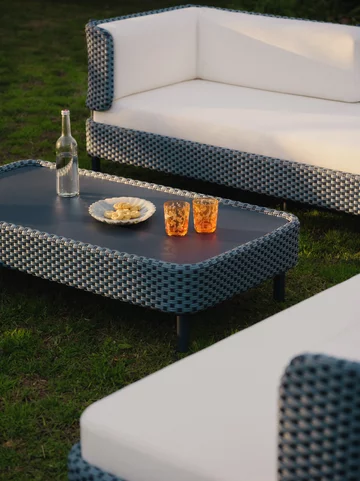 Kolekcja Hani, Westwing Collection – modułowe meble outdoor o charakterystycznym tkanym wykończeniu, zaprojektowane z myślą o elastycznej aranżacji tarasu lub ogrodu i nowoczesnym komforcie wypoczynku na świeżym powietrzu 