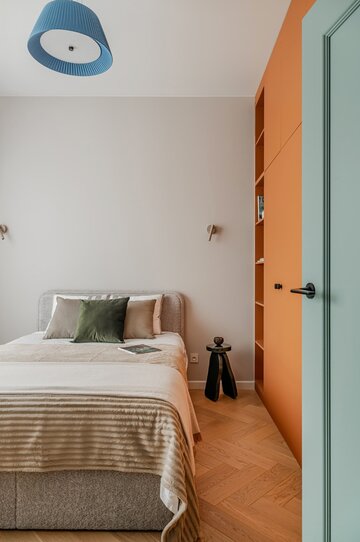 Projekt mieszkania na warszawskim Mokotowie autorstwa Deer Design to przykład spójnej aranżacji, w której funkcjonalność, kolor i jakość wykonania tworzą harmonijną, dopracowaną w każdym detalu przestrzeń do życia 