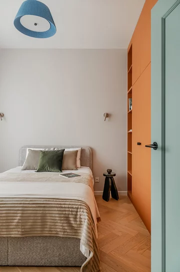 Projekt mieszkania na warszawskim Mokotowie autorstwa Deer Design to przykład spójnej aranżacji, w której funkcjonalność, kolor i jakość wykonania tworzą harmonijną, dopracowaną w każdym detalu przestrzeń do życia 