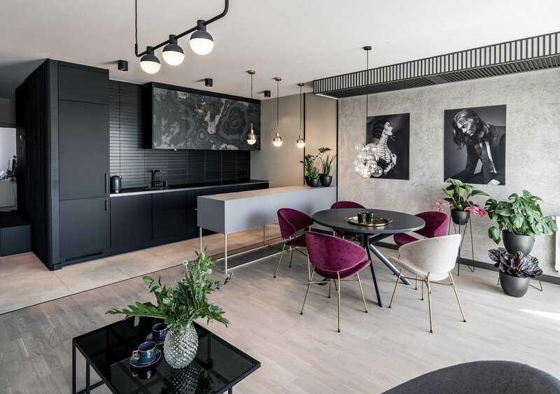 Meble marki IKER w projektach wrocławskiej pracowni architektonicznej Formea Studio. Krzesła Cheri z kolekcji Velours Gold