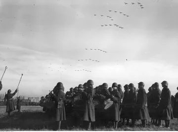 Orkiestra wojskowa na defiladzie na Polu Mokotowskim.Widoczny przelot eskadry 1 Pułku Lotniczego Obchody Święta Niepodległości w 1935 roku