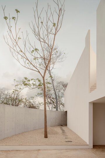 Casa Malonic w Zihuatanejo zaprojektowana przez HW Studio. Prosta biała bryła, okrągły dziedziniec i otwarcie na otaczający krajobraz tworzą spójną, wyciszoną architekturę 