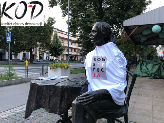 Miniatura: Nocna akcja KOD. Hasło „Konstytucja” na...