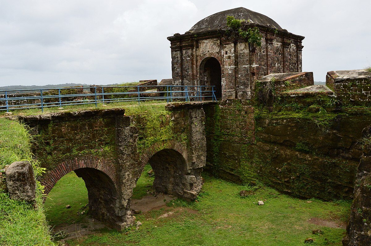Fort San Lorenzo, Panama Wzniesiony przez hiszpańskich konkwistadorów fort służył jako miejsce ładowania skrzyń ze złotem na statki płynące do Europy. Miał odstraszać piratów, ale w XVIII wieku ze względu na zmianę szlaków handlowych popadł w zapomnienie.