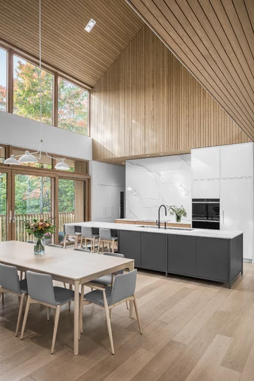 Drewniany dom w górach, projekt Thellend Fortin Architectes 