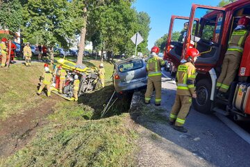 Miejsce zderzenia pojazdu osobowego marki seat oraz&nbsp;karetki pogotowia, przewożącej pacjenta poszkodowanego w&nbsp;wypadku busa w&nbsp;Potasznikach