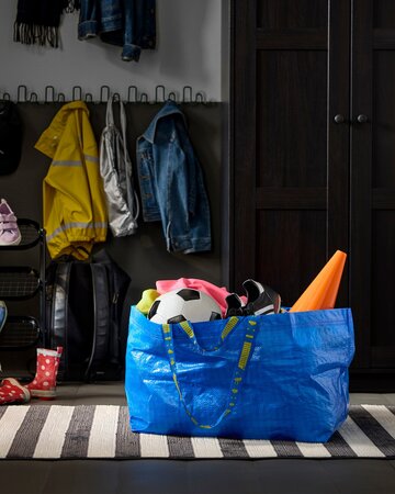 Dobrze zorganizowana przestrzeń może być jednocześnie uporządkowana, funkcjonalna i pełna przedmiotów, które nadają wnętrzu indywidualny charakter. IKEA pokazuje, jak znaleźć w domu miejsce zarówno na codzienne potrzeby, jak i rzeczy, które są ważne 