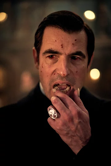 Claes Bang jako Dracula 