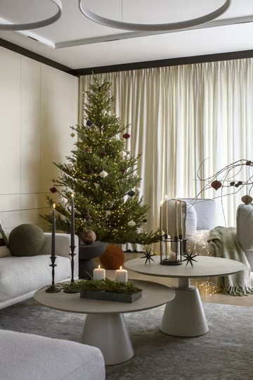 Świąteczny nastrój zaczyna się od architektury wnętrza – dobrze zaprojektowany dom pozwala celebrować Boże Narodzenie wszystkimi zmysłami, bez pośpiechu i bez kompromisów, projekt: Hola Design 