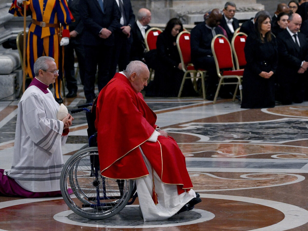 Papież Franciszek podczas mszy z okazji Wielkiego Piątku 