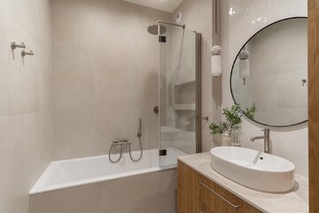 60-metrowe mieszkanie w&nbsp;stolicy zaprojektowane przez pracownię Decoroom łączy stonowaną kolorystykę, naturalne materiały i&nbsp;zabudowy wykonane na&nbsp;wymiar