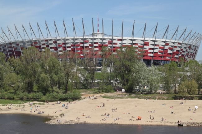 Od niedawna w Warszawie plażuje się mając za plecami Stadion Narodowy (fot. PAP/Rafał Guz)