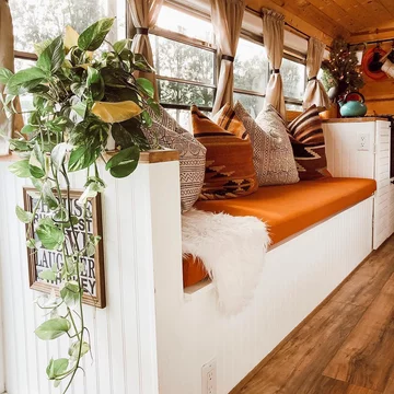 Autobus przerobiony na mieszkanie 