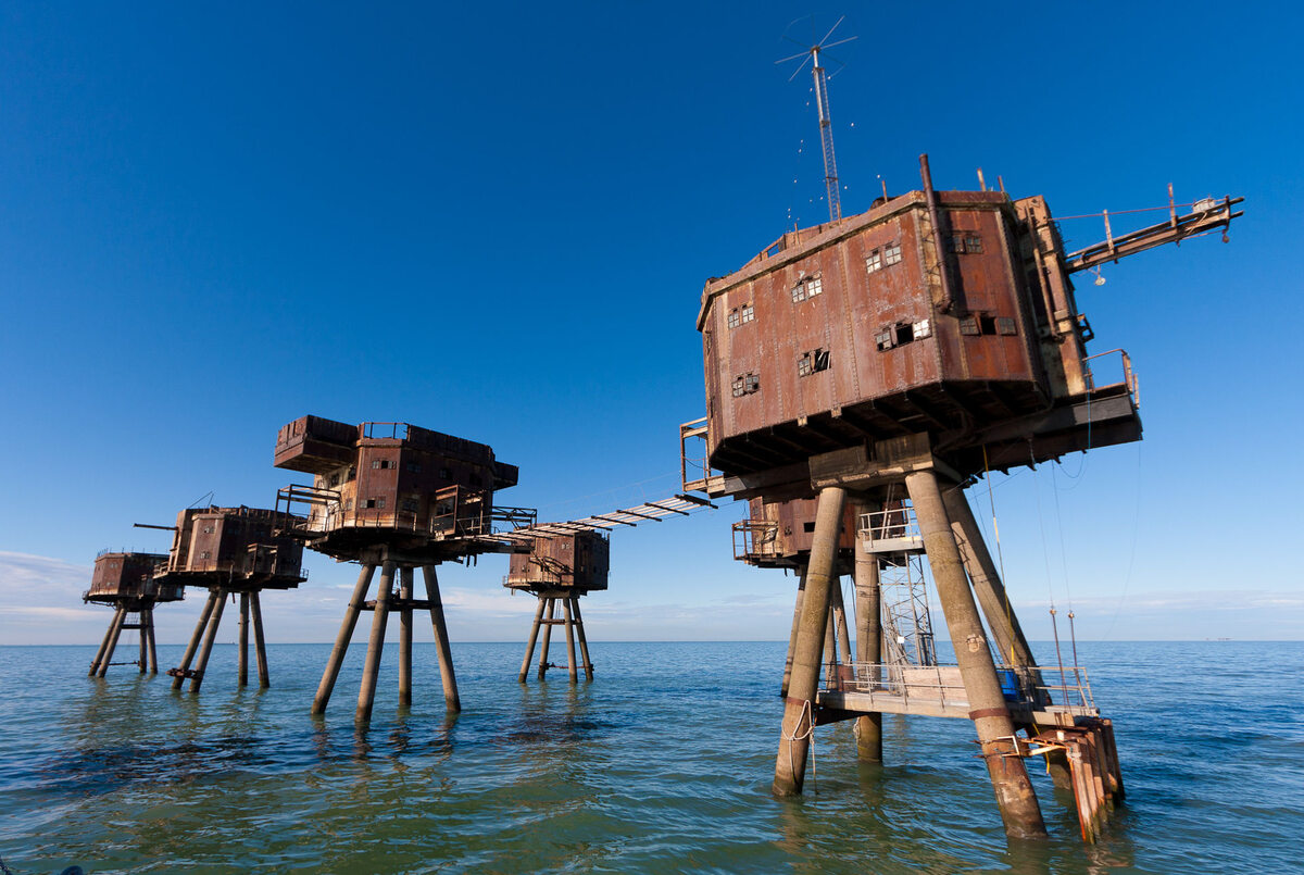 Forty wojsk lądowych (Red Sands) Opancerzone wieże zlokalizowane przy ujściach rzek: Tamizy i Medway u wybrzeża Wielkiej Brytanii. Zbudowano je podczas II wojny światowej. Były one obsadzone przez wojska lądowe i marynarkę. W czynnej służbie pozostawały do końca lat 50.