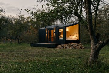 Cabin Raus, drewniane domki modułowe, idealne rozwiązanie na&nbsp;długi weekend lub&nbsp;wakacje