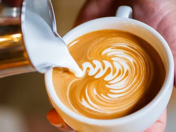 Do czego nawiązuje nazwa „cappuccino”?