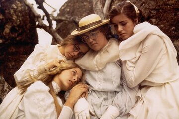 Kadr z&nbsp;filmu &bdquo;Piknik pod&nbsp;Wiszącą Skałą&rdquo; / &bdquo;Picnic at Hanging Rock&rdquo; (1975)