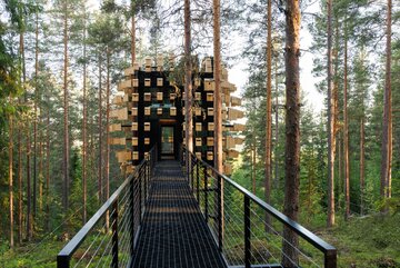 Biosphere, dom na&nbsp;drzewie z&nbsp;kompleksu Tree Hotel, proj. BIG