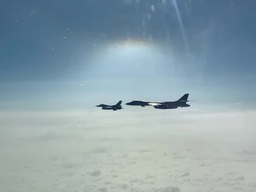 B-1B Lancer w eskorcie F16 