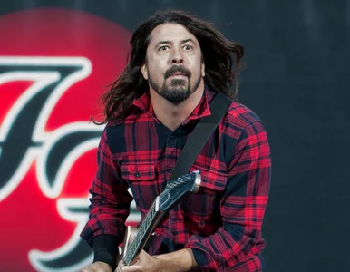 Miniatura: Grohl złamał nogę podczas koncertu i...