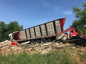 Ciężarówka śmiertelnie przygniotła kierowcę 