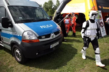 Czy policjanci w takich przebraniach byliby bardziej skuteczni? (fot. PAP/Tomasz Gzell)