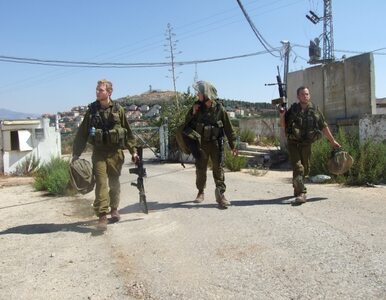 Miniatura: Izraelscy żołnierze i czołgi przy granicy...