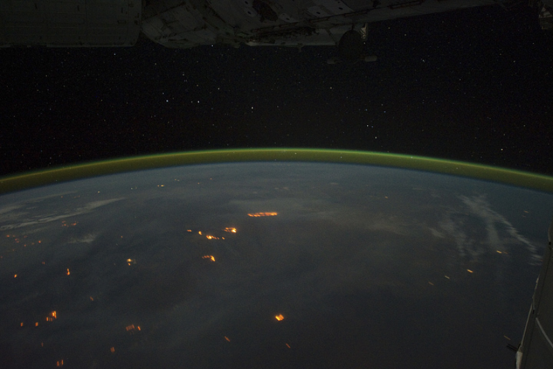 Ogień na niebie i na Ziemi Astronauci na Międzynarodowej Stacji Kosmicznej (ISS) użyli aparatu cyfrowego, aby uchwycić kilkaset zdjęć zorzy polarnej podczas przelotu nad Oceanem Indyjskim 17 września 2011 r.