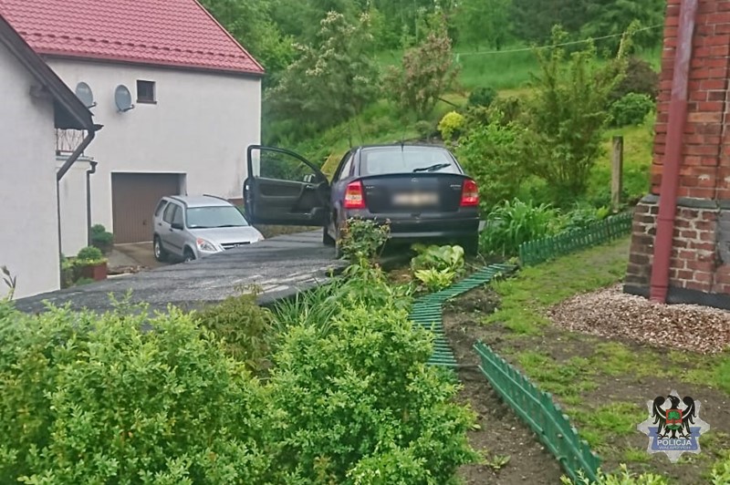 Ścigany samochód na dachu budynku gospodarczego 