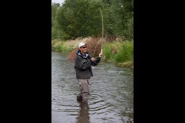 Obama podczas łowienia pstrągów w Gallatin River