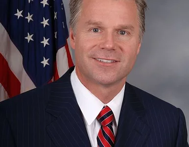 Miniatura: Kongresman odchodzi przez nagi tors