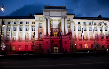Kancelaria Premiera w barwach narodowych 
