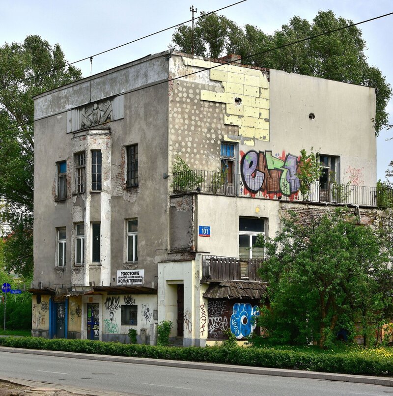 Dom pod&nbsp;Skarabeuszami przy ulicy Puławskiej 101 od&nbsp;lat popada w&nbsp;ruinę. Mimo zaniedbania nadal pozostaje jednym z&nbsp;najbardziej charakterystycznych przykład&oacute;w przedwojennej architektury Mokotowa