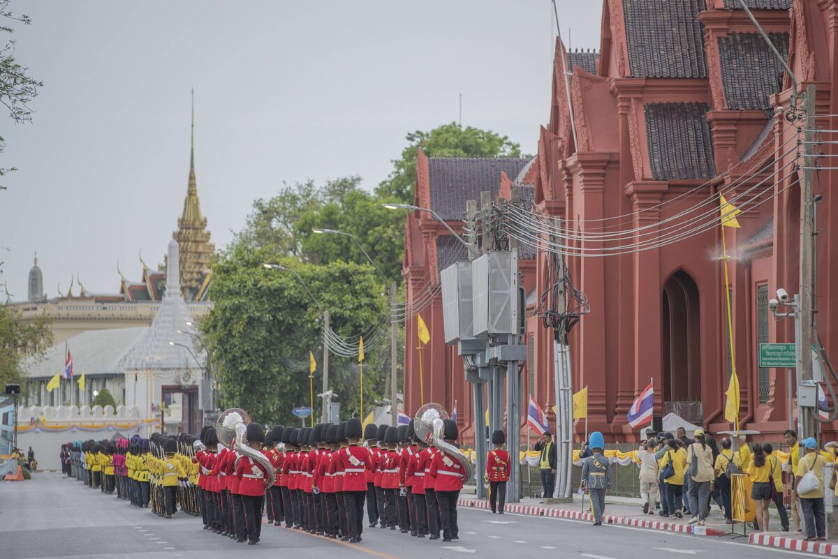 Parada wojskowa na drodze do pałacu 