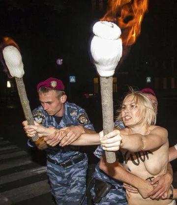 Protest FEMENU w Kijowie przeciwko Łukaszence (fot.FEMEN/Facebook)