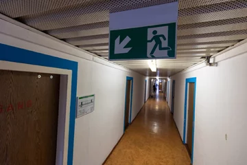 Tak mieszkają ubiegający się o azyl uchodźcy. Także Sabah i jego rodzina Eisenhüttenstadt. Pokoje dla uchodźców ubiegających sie o azyl.