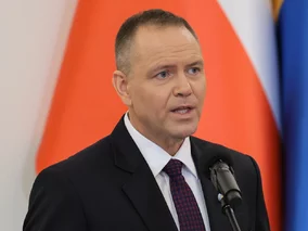 Miniatura: Dwie manifestacje przed Pałacem...