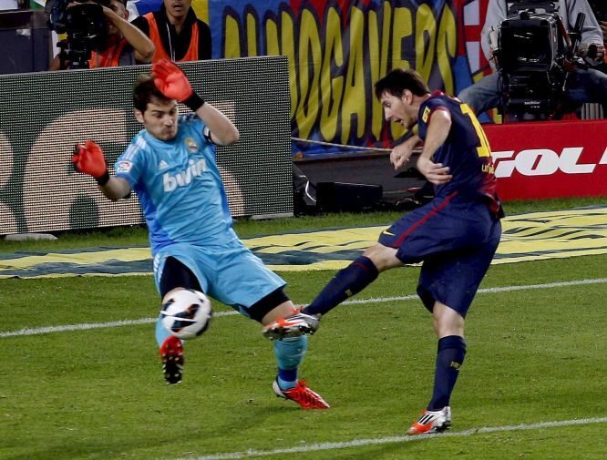 ...i tak Messi zdobył pierwszego gola (fot. PAP/EPA/ALBERTO ESTEVEZ)