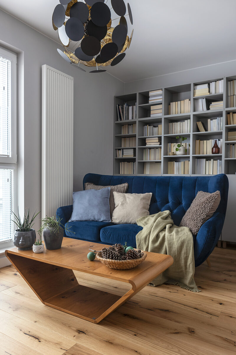 Dom z kobaltową sofą