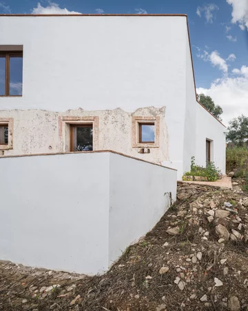 Stone and Water powstał w ruinach XIX-wiecznej strażnicy granicznej. Kamienne mury i współczesna architektura tworzą tu harmonijną całość 