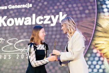 Klara Kowalczyk odbiera statuetkę w&nbsp;kategorii &bdquo;Nowa Generacja&rdquo;