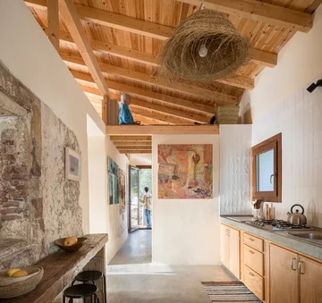 Stone and Water powstał w ruinach XIX-wiecznej strażnicy granicznej. Kamienne mury i współczesna architektura tworzą tu harmonijną całość 