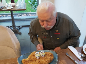 Lech Wałęsa zaskoczył przed 80. urodzinami. Tort a’la schabowy