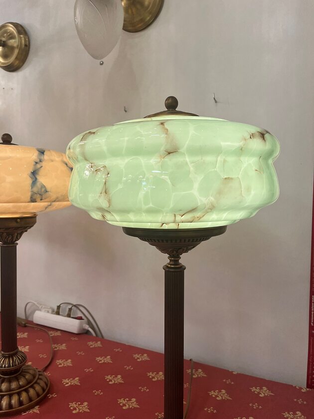 Lampa stołowa z ze szklanym kloszem barwionym w masie Bronisze, antyki, lampa