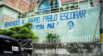 Mural upamiętniający Escobara w&nbsp;jednej z&nbsp;dzielnic Medell&iacute;n